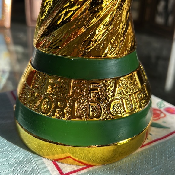 Full size replica 2022 World Cup trophy - Picture 2 of 3